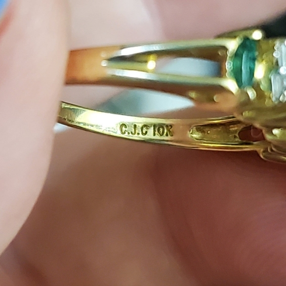 Elegant Gold and Green Stone Ring - Picture 4 of 8